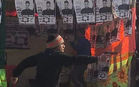 প্রকাশ্যে পিস্তল উঁচিয়ে গুলি করছেন যুবক